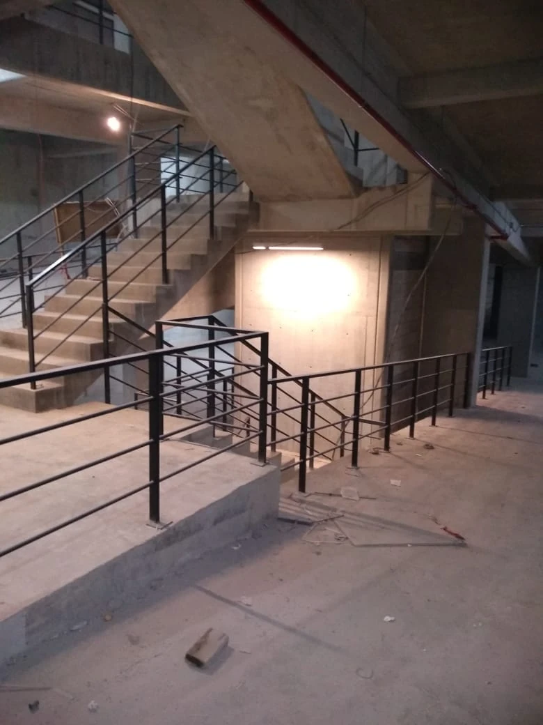 Barandales en escaleras durante la obra