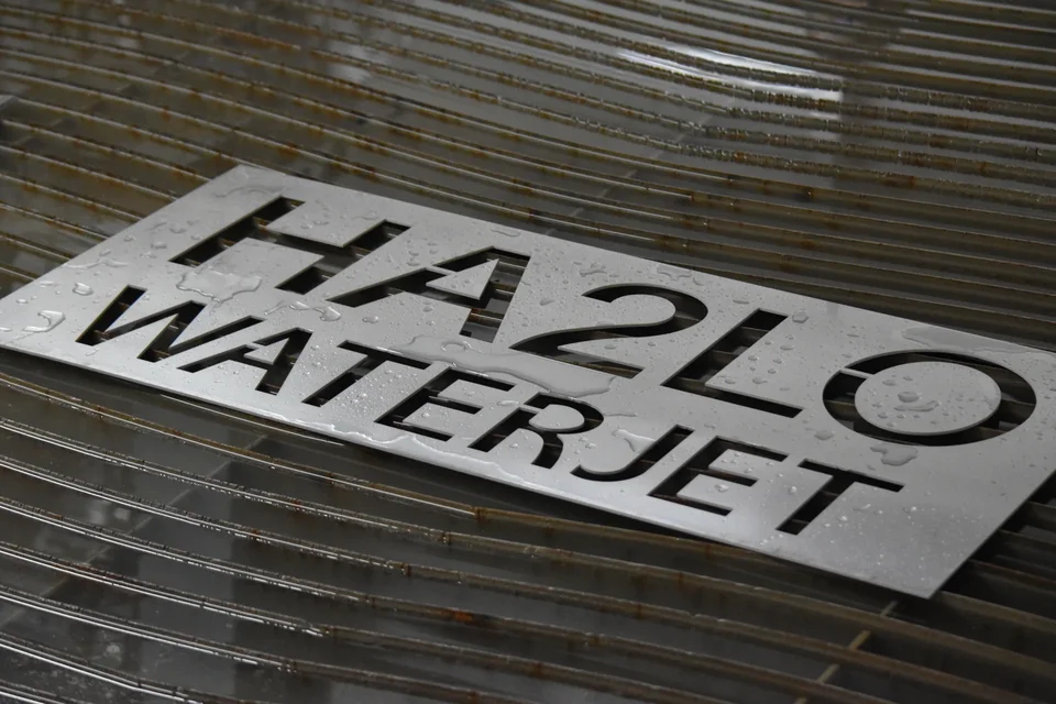 Letrero HA2LO Waterjet recortado en placa