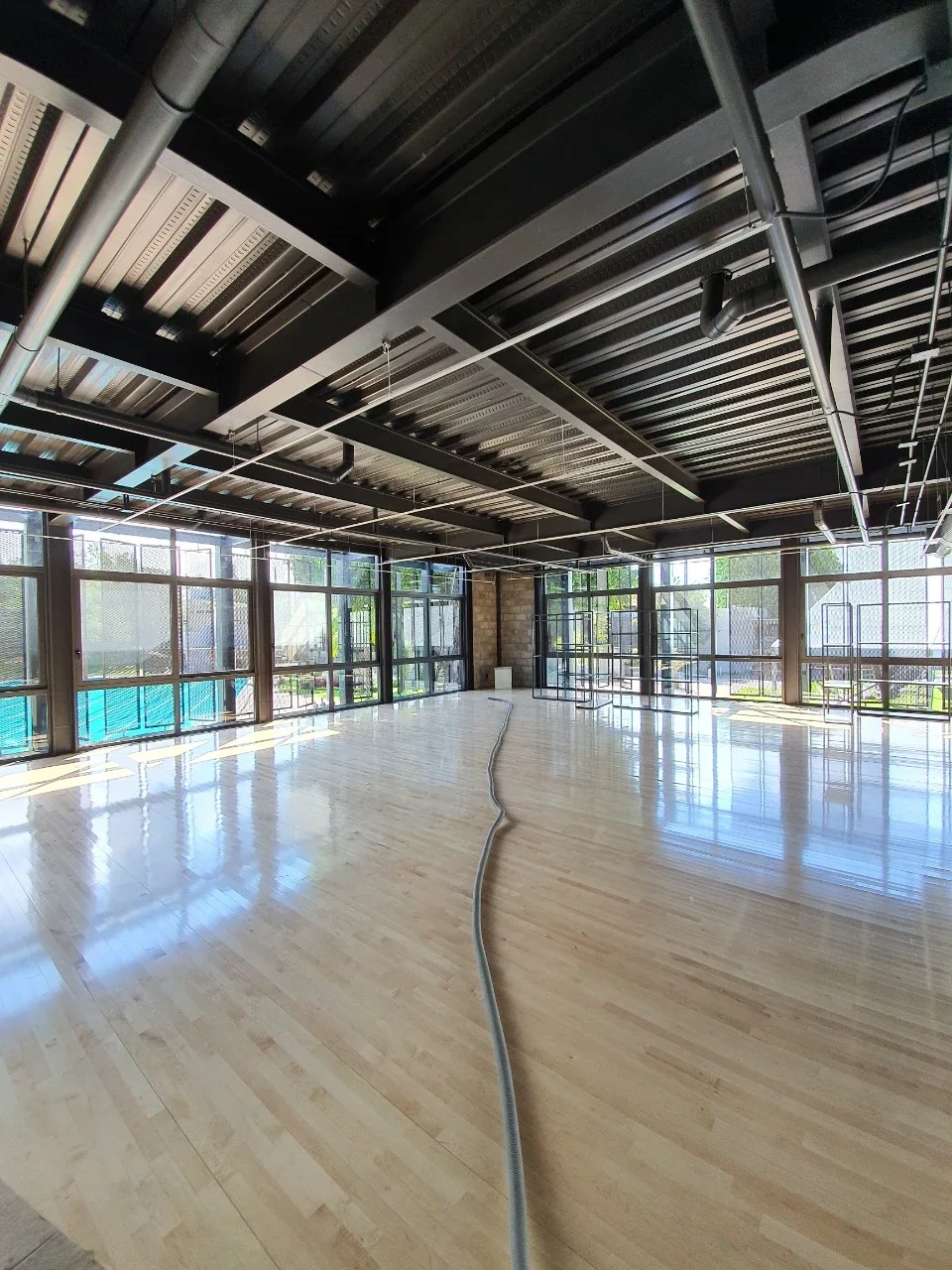 Salón con ventanales y elementos metálicos visibles